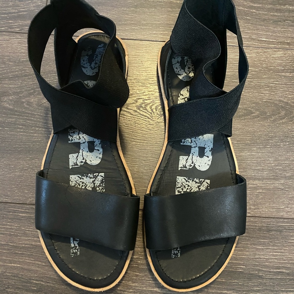 Black sorel sandals